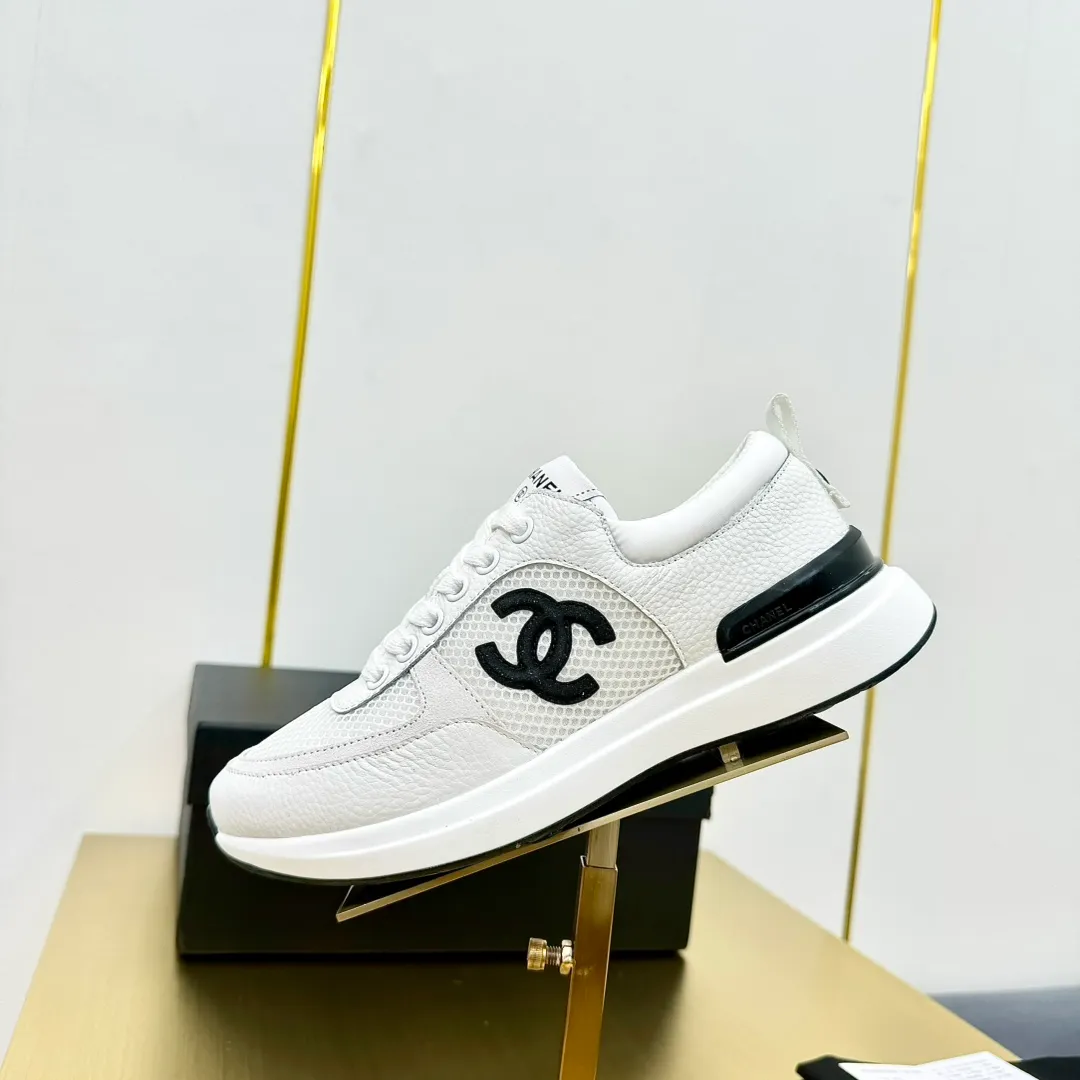 👟👟Ex-factory price 520👟👟 Women's shoe factory top version Chanel Chanel - 2023 counter top casual sports shoes This classic design; the upper is electro-embroidered with a variety of techniques; the outsole is fashionable and sporty; it is unusual to incorporate a variety of color matching elements... The diversified mix and match is very beautiful and versatile, casual, fashionable, sports and outdoor can be taken into account... ꫛꫀꪝ Go➫ Material: ❶The upper is made of: original imported mercerized velvet + double-layer breathable mesh ❷The inner part is made of: the original imported breathable mesh ❸The outsole is based on: original TPU combination outsole Special counter boutique packaging complete set for women 35–41